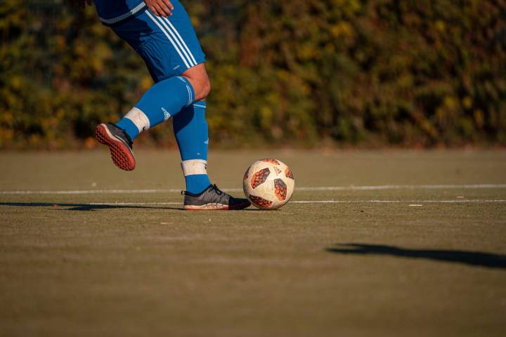 踢野球来了？拜仁客场更衣室是活动板房，球员通道是马路